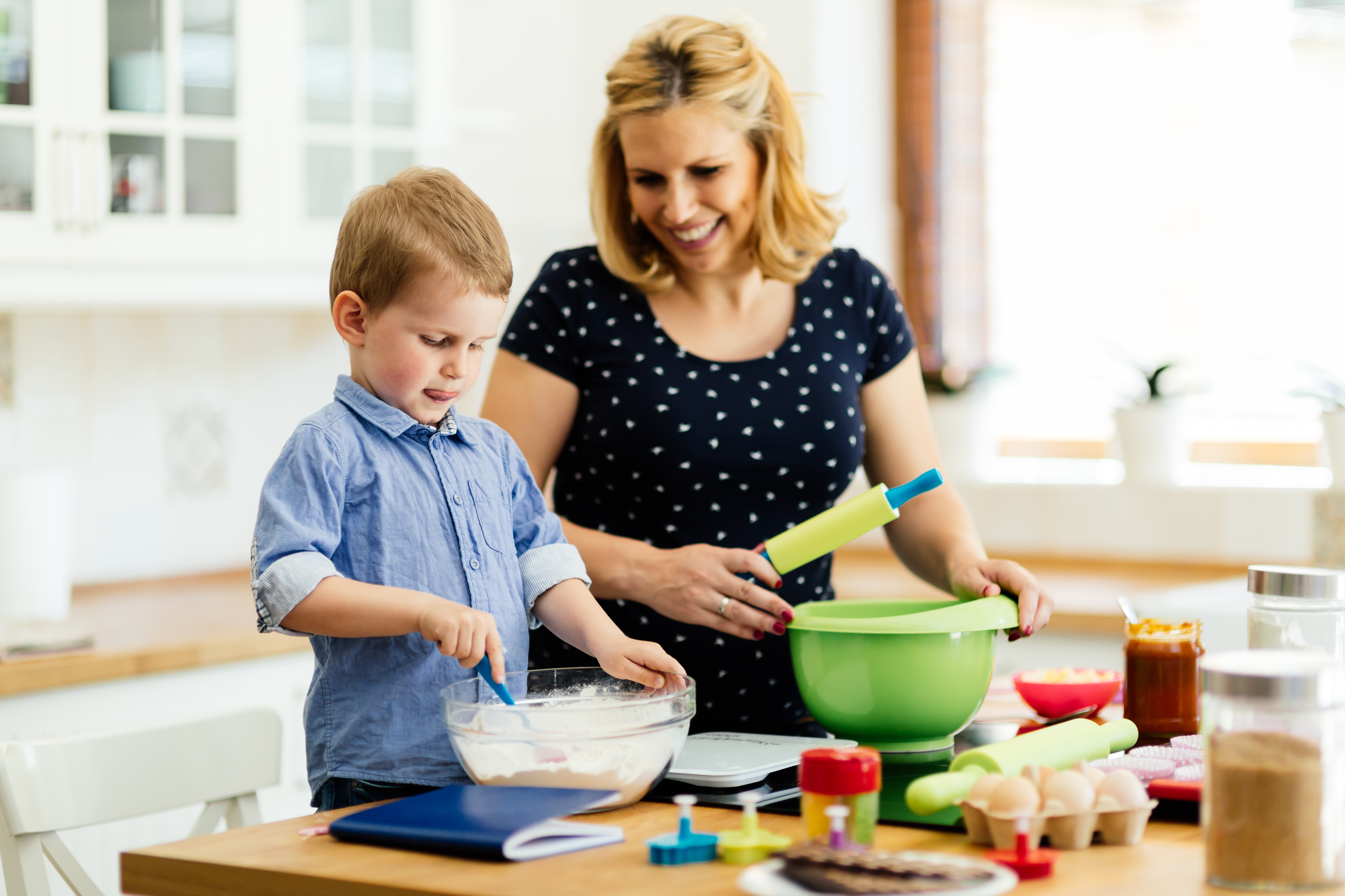 Help your mother. Помогать маме по дому. Мама с ребенком на кухне. Кухня для детей. Ребенок помогает маме.